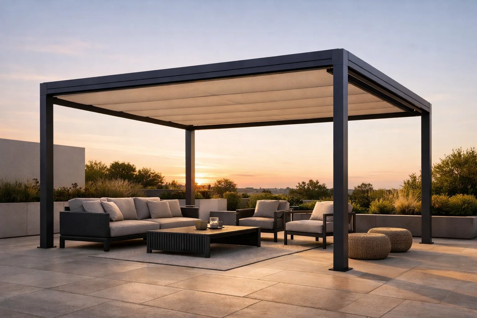 Freistehende Pergola Wien mit ausfahrbarem Textildach auf einer modernen Gartenterrasse.