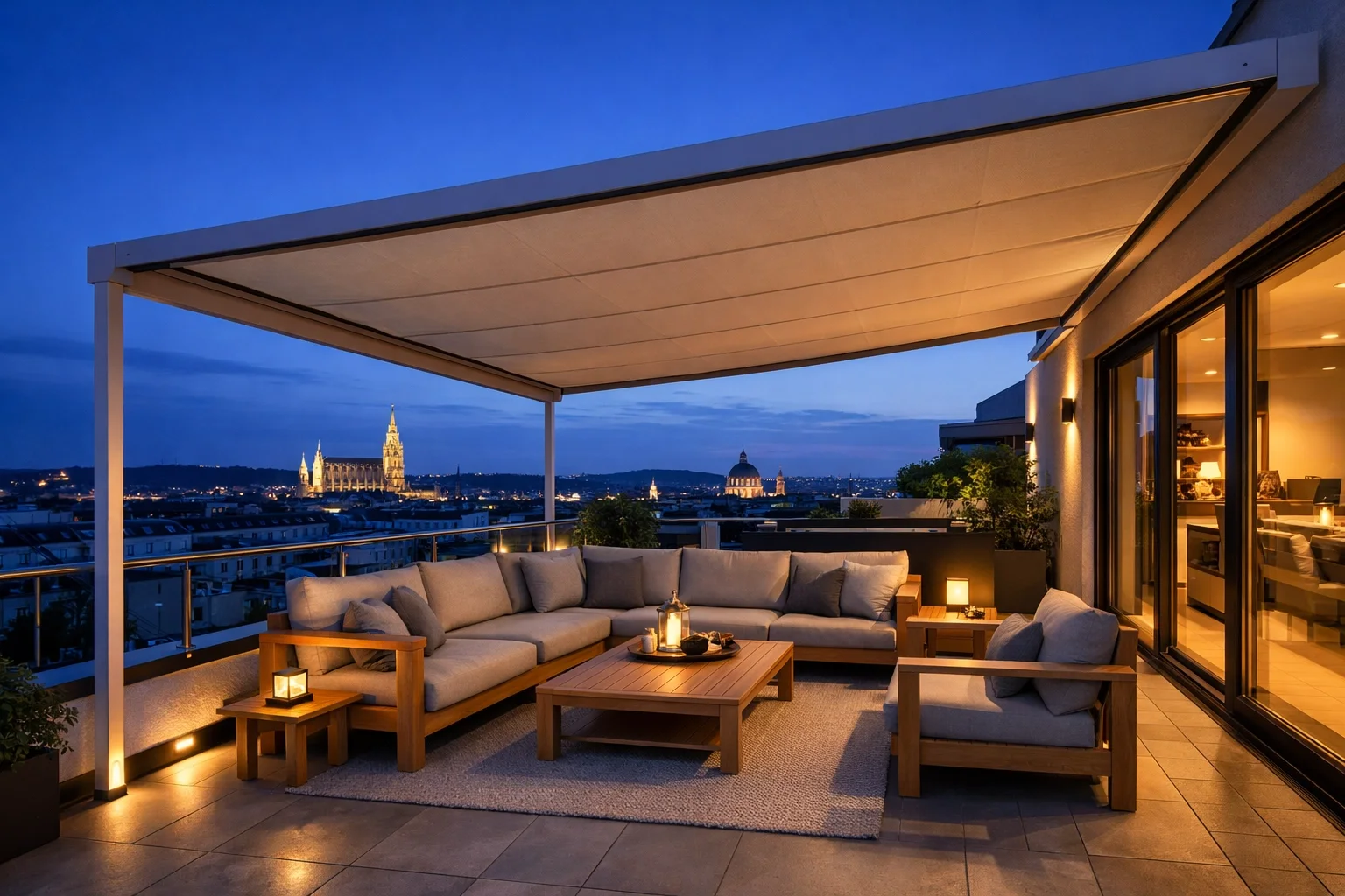 Moderne Pergolamarkise auf einer Wiener Dachterrasse für exklusives Outdoor Living.