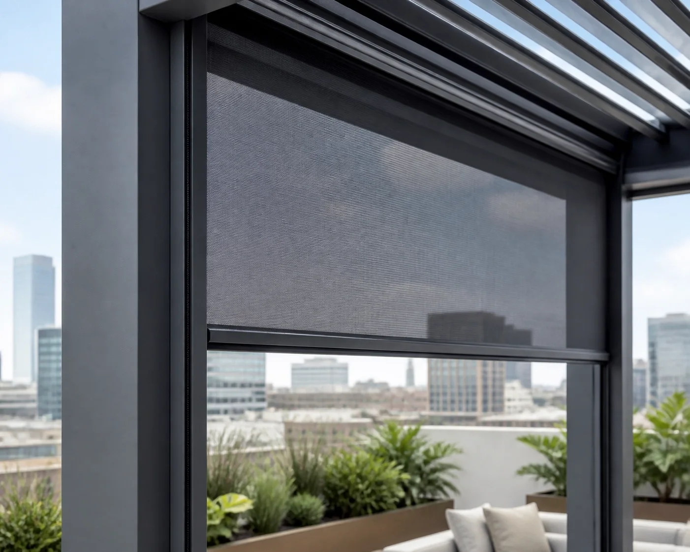 Elegante Pergola in Wien mit integriertem ZIP-Screen als moderner Sichtschutz für die Privatsphäre.
