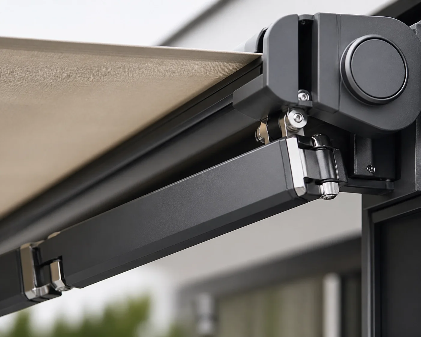 Hochwertige mechanische Details einer elektrischen Markise nach Maß für die Terrasse.