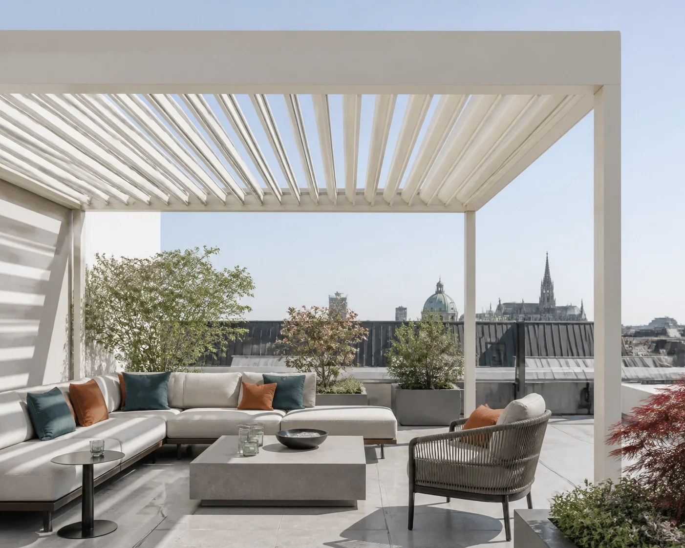 Moderne bioklimatische Pergola in Wien auf einer exklusiven Dachterrasse.