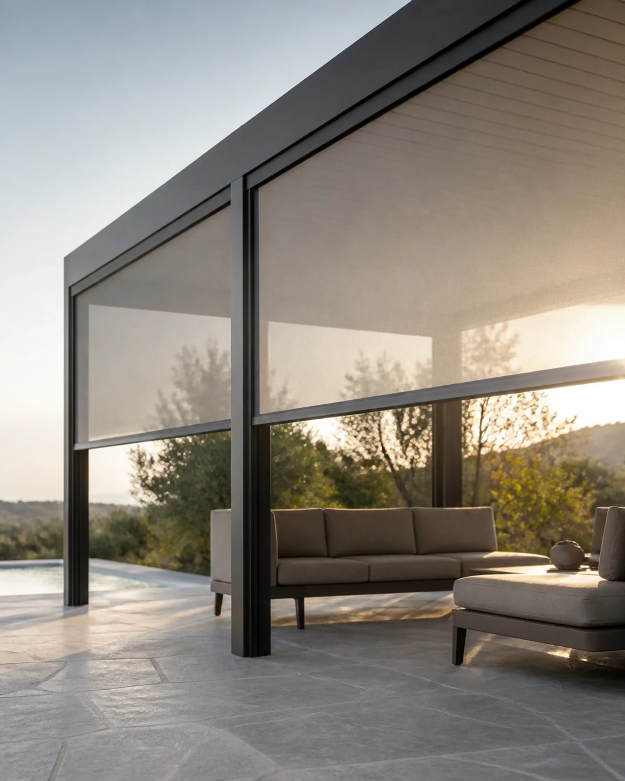 Seitenansicht einer Pergola mit integriertem Zip-Screen für Sichtschutz