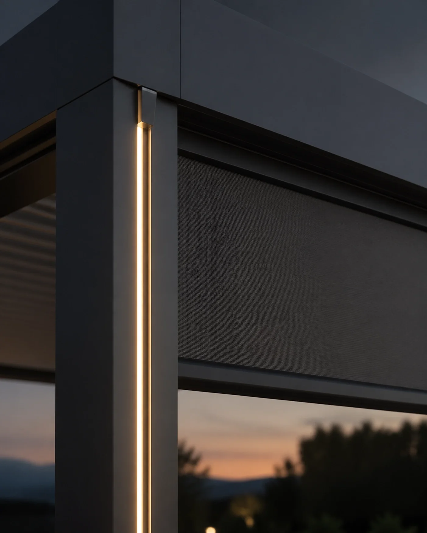 Pergola-Pfosten mit integrierter LED-Beleuchtung und automatischem Zip-Screen für die Terrasse.