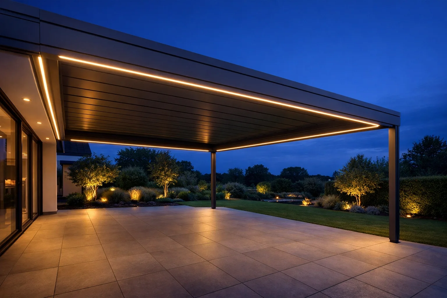 Großzügige Aluminium-Terrassenüberdachung mit weiter Spannweite und integrierter LED-Beleuchtung.
