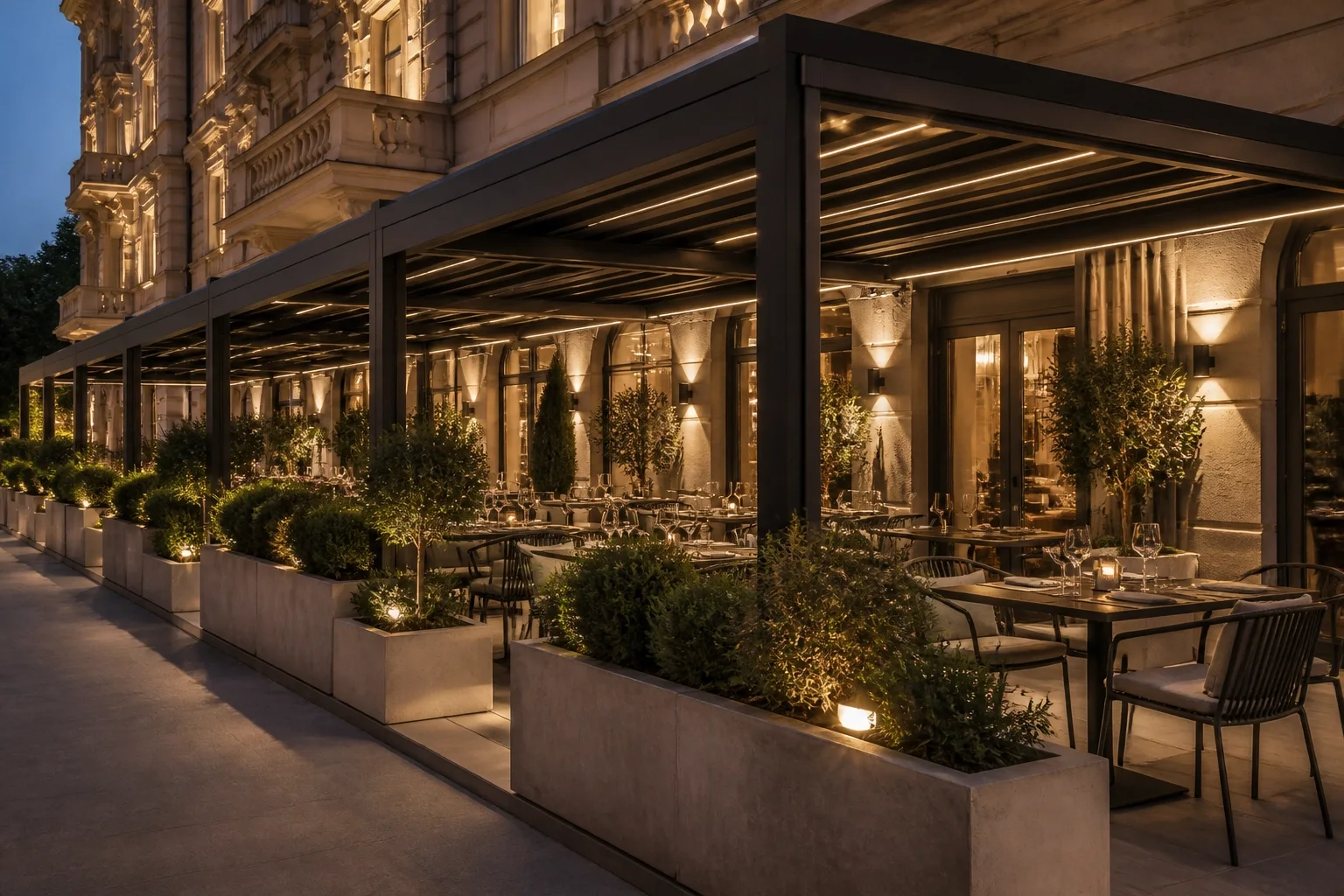 Modulares Pergola-System für einen hochwertigen Wiener Gastgarten in der Gastronomie.