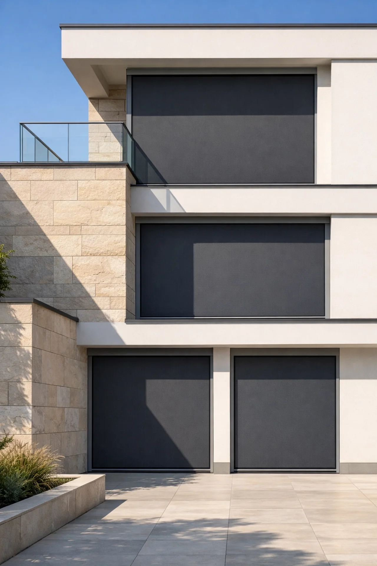 Moderner Sonnenschutz in Wien: Anthrazitfarbene Zip Screens an einer minimalistischen Fassade.