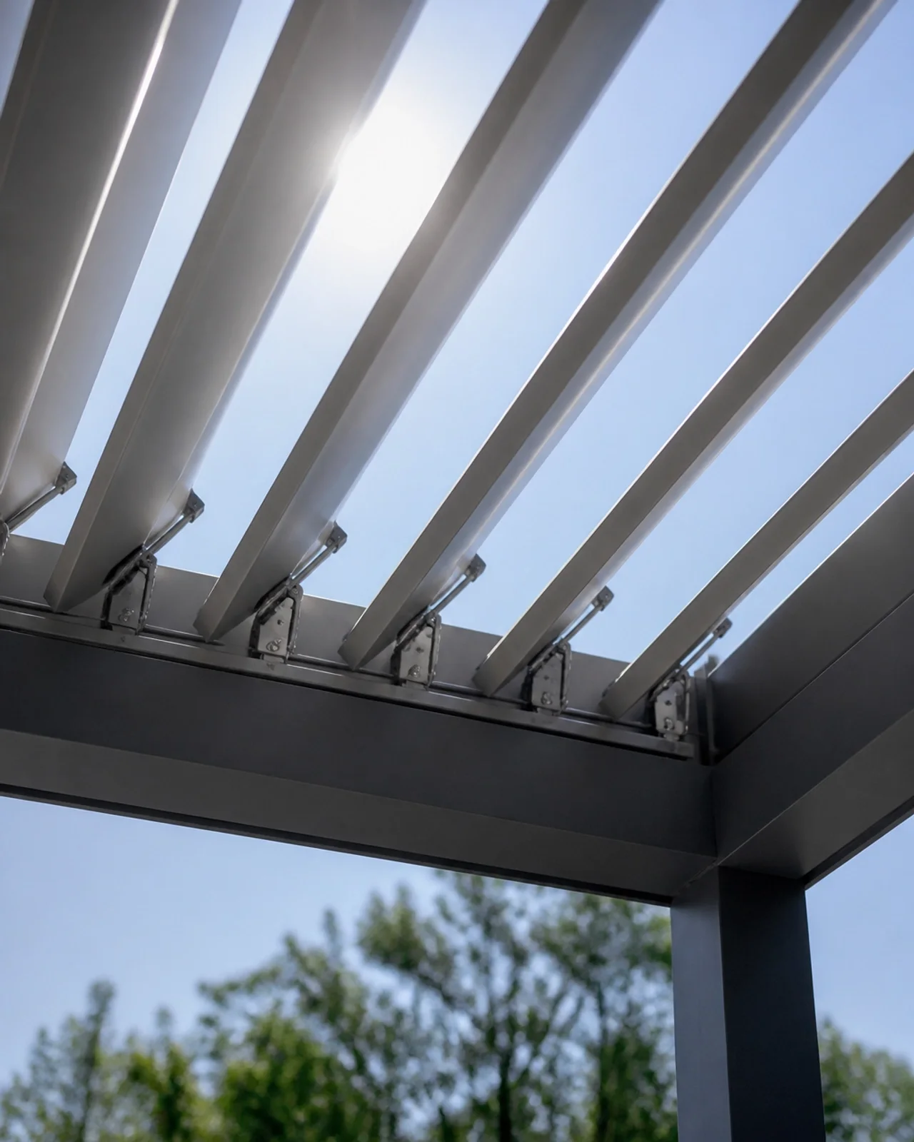 Detailaufnahme von verstellbaren Aluminium-Lamellen für optimale Lichtsteuerung