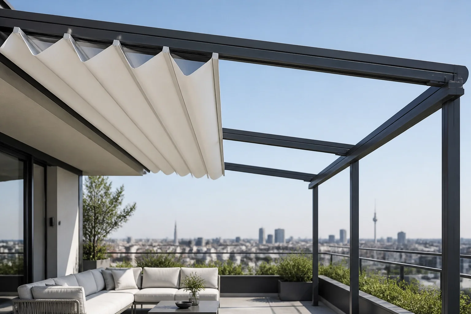Modernes Faltdach Wien mit weißem Tuch auf einer Dachterrasse mit Blick über die Stadt.