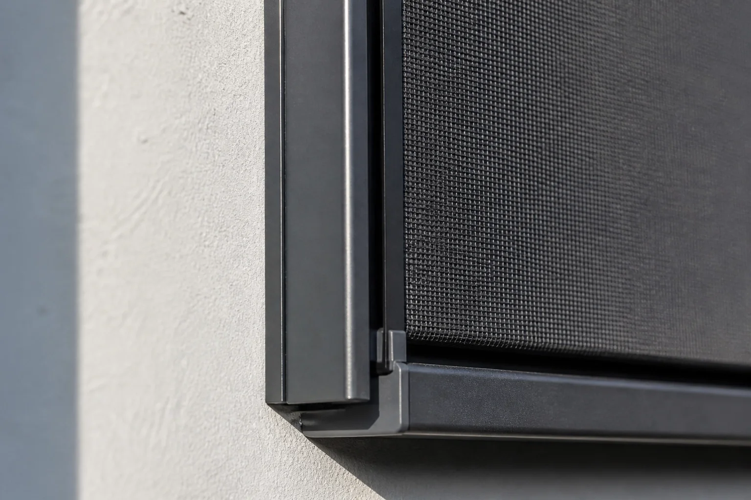 Detail eines Zip Screens Wien: Reißverschluss-Führung und Sonnenschutzgewebe für optimales Raumklima.