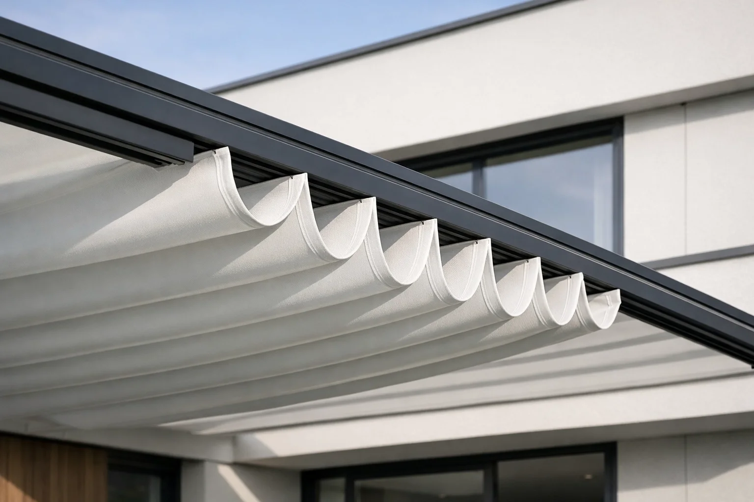 Moderne Faltdach-Terrasse mit wetterfestem weißem Gewebe und stabilen Führungsschienen aus Aluminium.