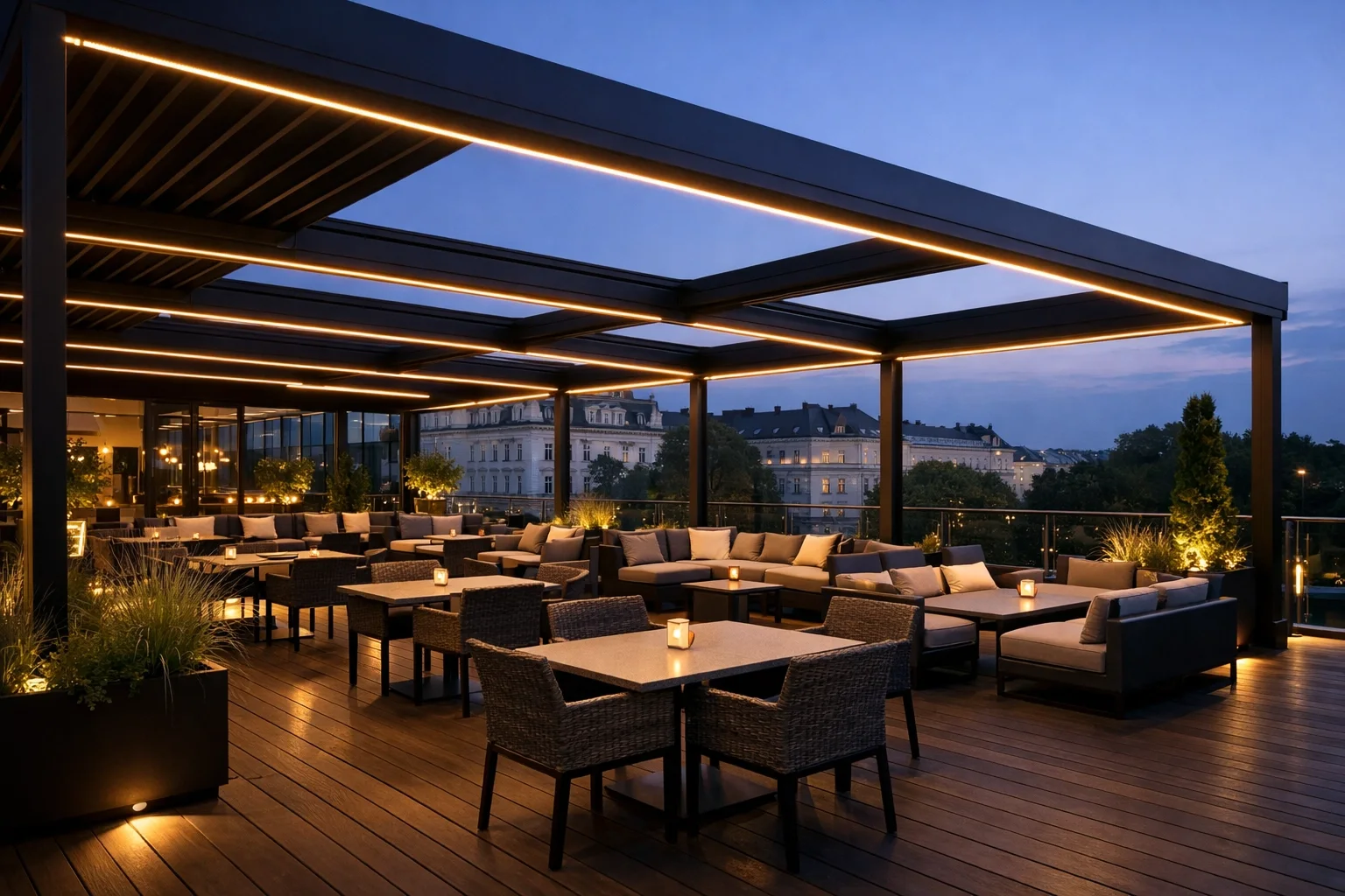 Großflächige Pergola-Lösung für die Gastronomie in Wien mit integrierter LED-Beleuchtung am Abend.