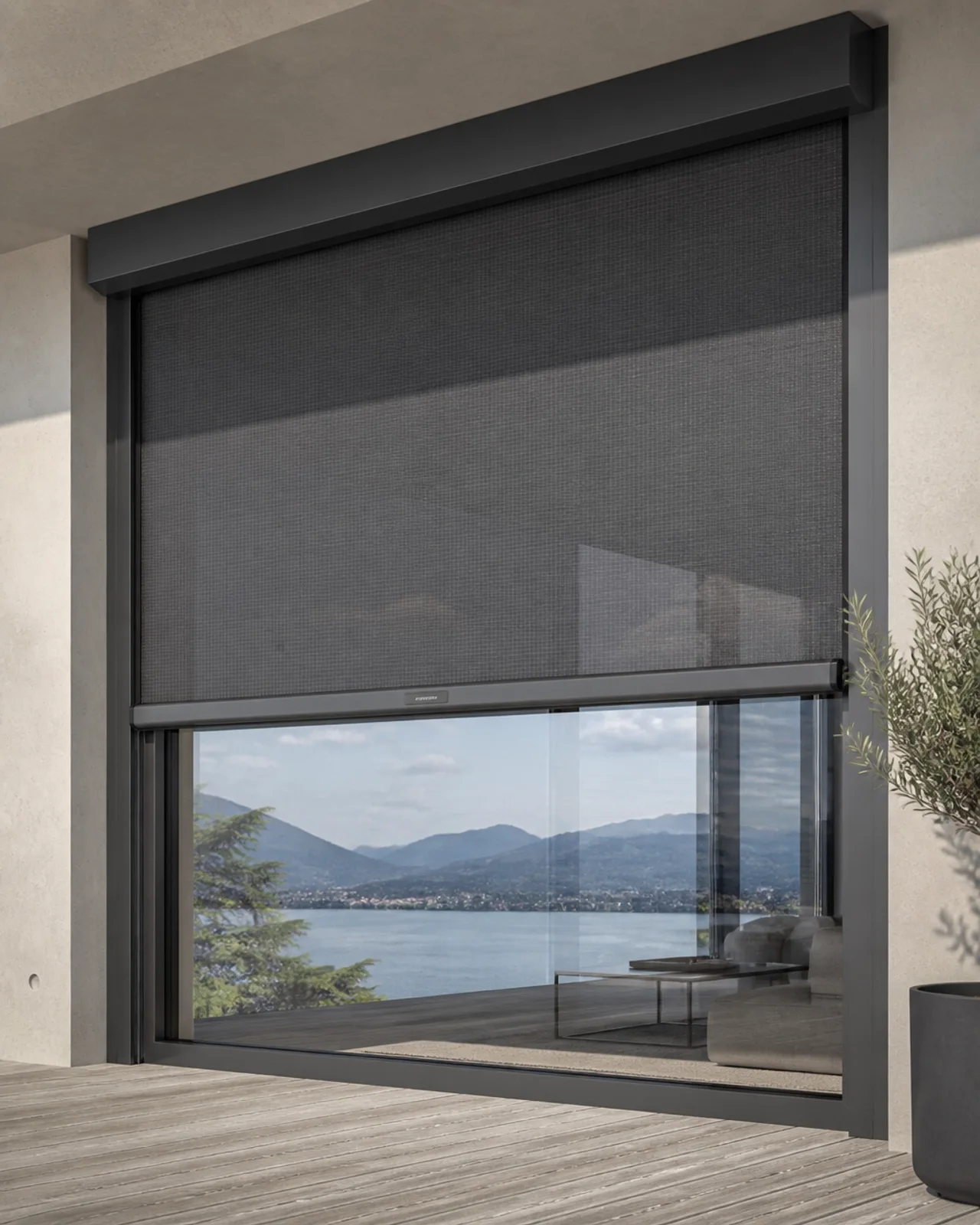 Anthrazitfarbener Zip-Screen an einer modernen Glasfassade