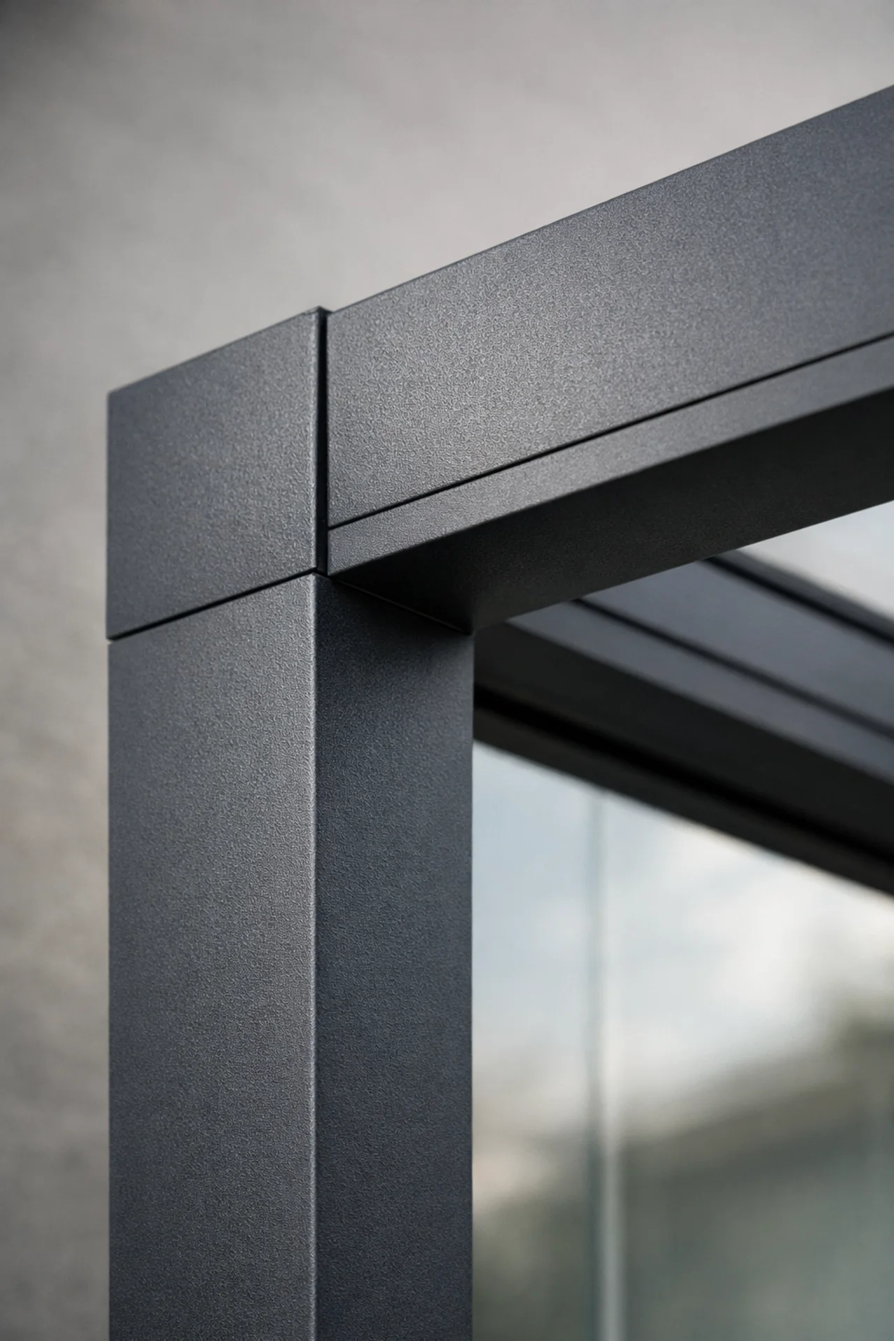 Detail einer stabilen Aluminium-Pfostenverbindung für eine feste Terrassenüberdachung.