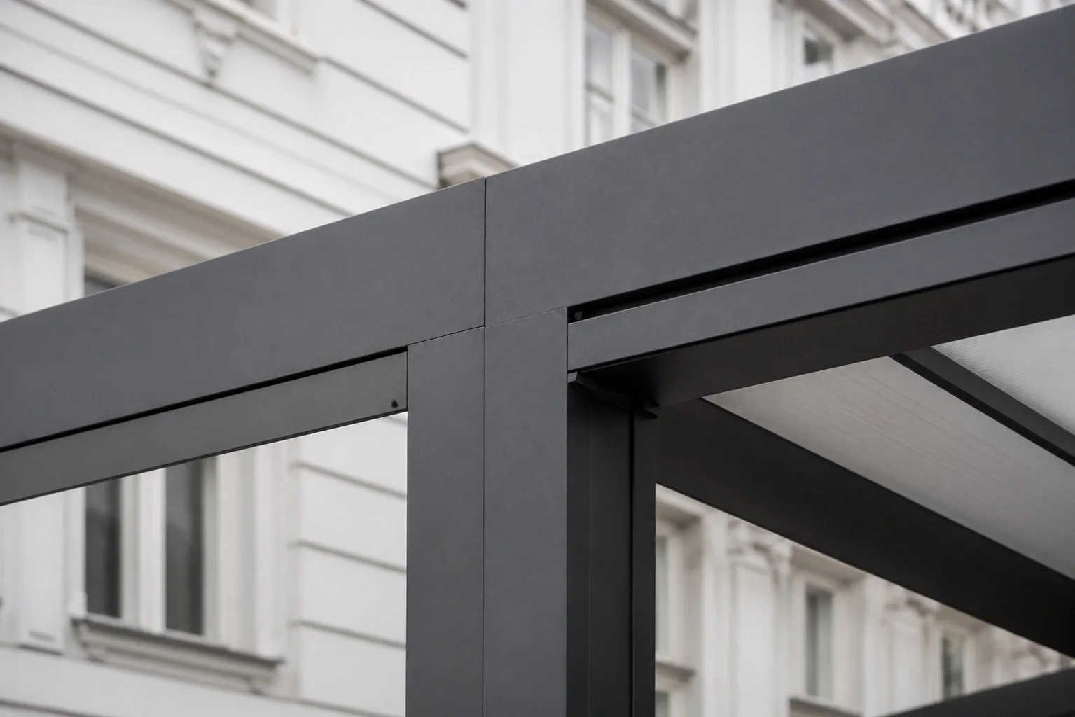 Detailaufnahme eines anthrazitfarbenen Aluminium-Profils für eine langlebige Terrassenüberdachung in Wien.