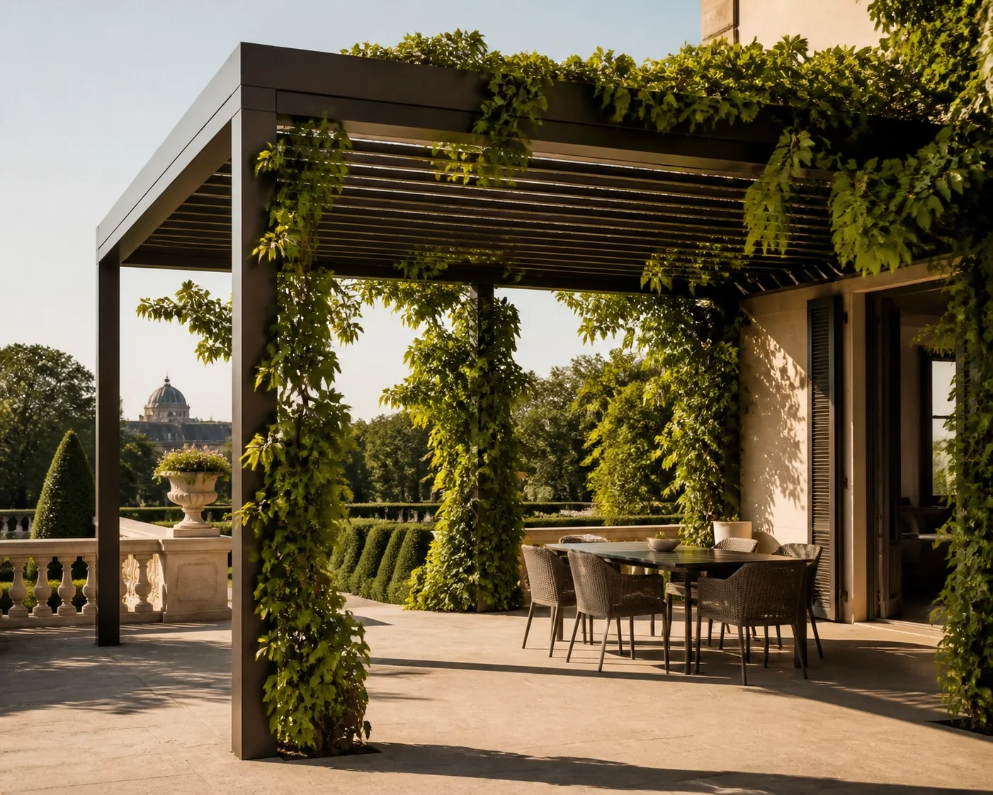 Mediterrane Pergola Wien aus Bronze-Aluminium mit Weinreben auf einer sonnigen Terrasse.