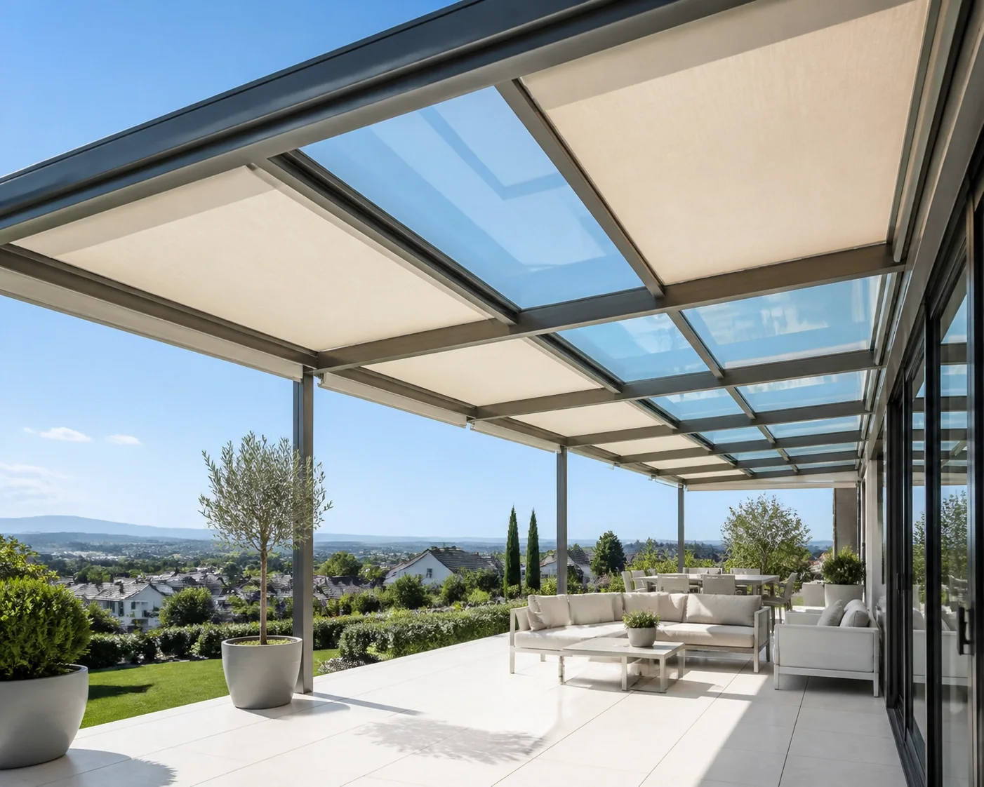 Terrassenüberdachung aus Glas mit sandfarbener Markise als hochwertiger Sonnenschutz in Wien.