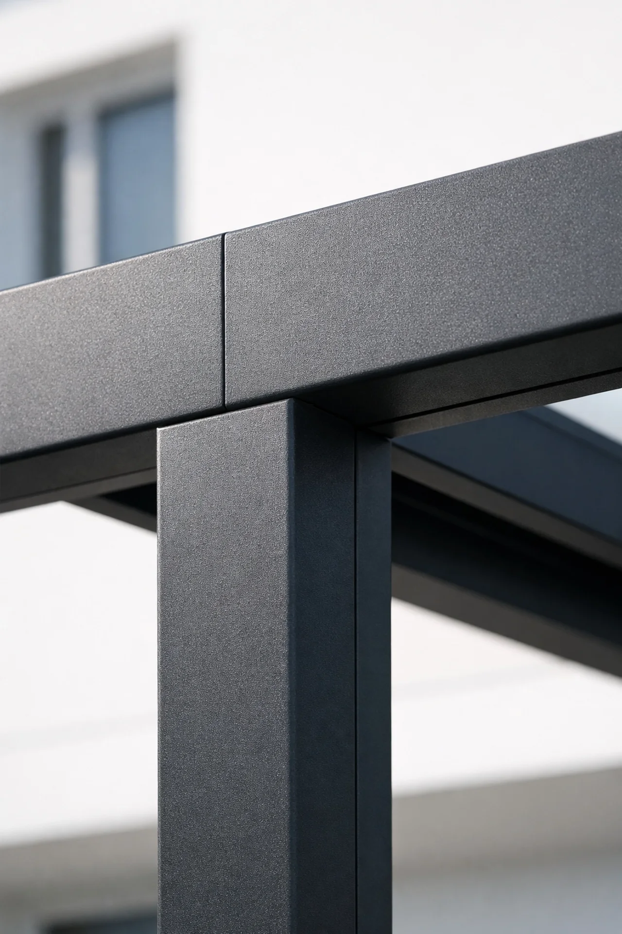 Detail einer pulverbeschichteten Aluminium-Verbindung für eine langlebige Terrassenüberdachung.