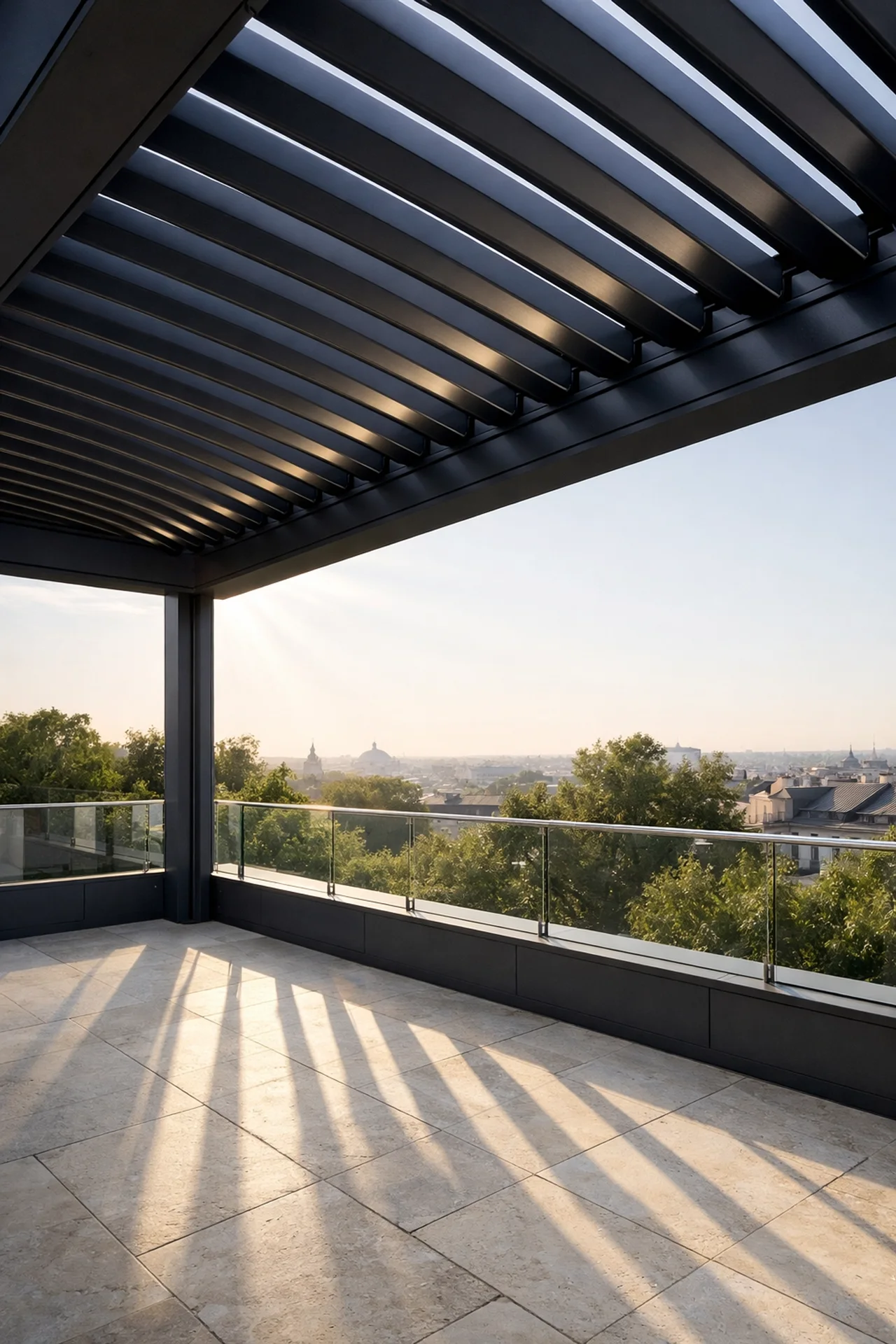 Modernes anthrazitfarbenes Lamellendach in Wien auf einer exklusiven Dachterrasse mit Natursteinboden.