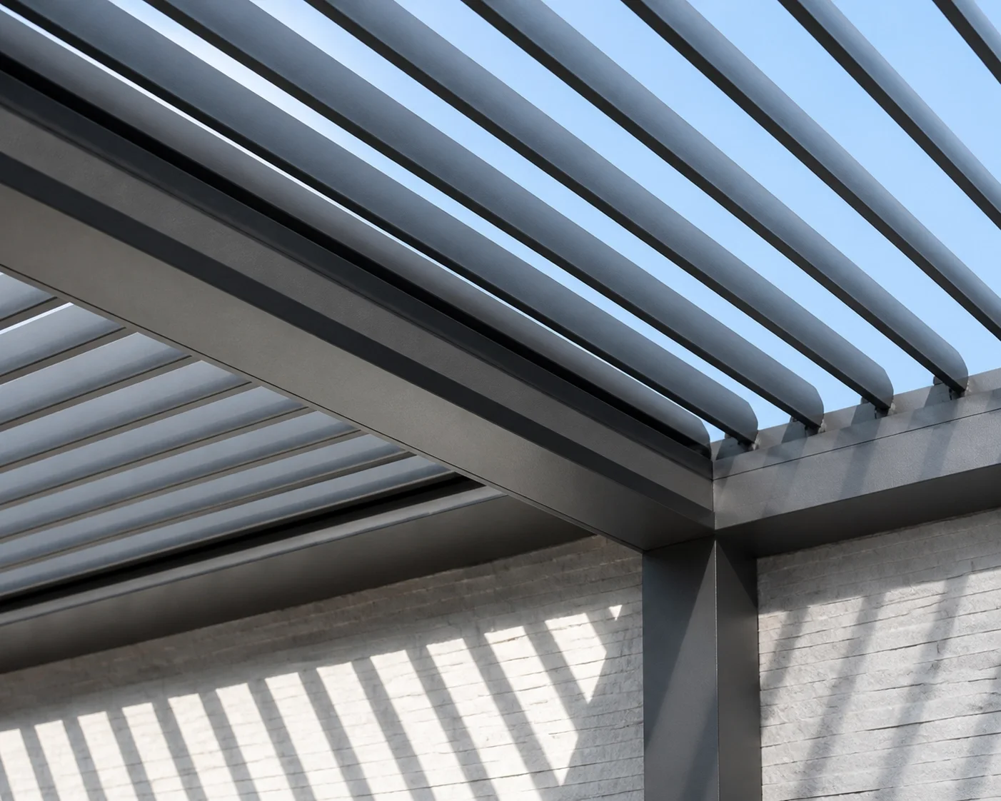 Detail eines hochwertigen Lamellendachs in Wien mit beweglichen Aluminium-Lamellen.