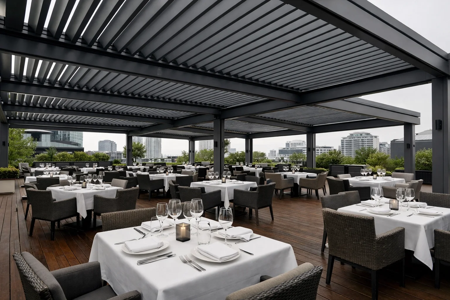 Großflächiges Lamellendach in Wien für die Gastronomie – eine wetterfeste Terrassenüberdachung.