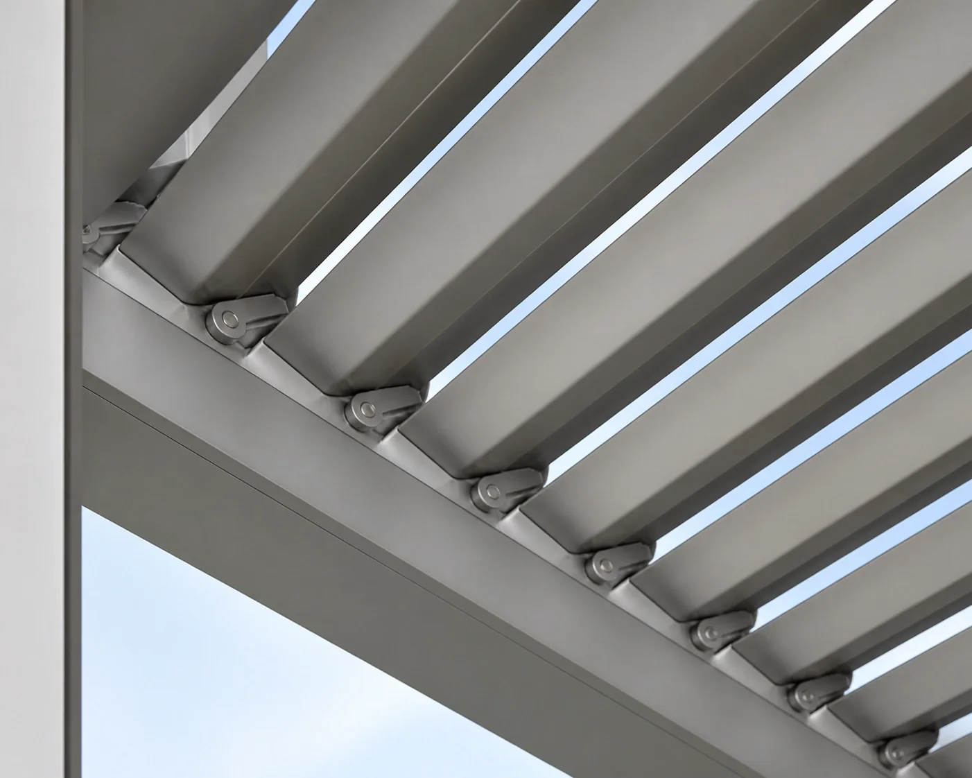 Hochwertiges Lamellendach Wien aus Aluminium – Detailaufnahme der beweglichen Lamellen.
