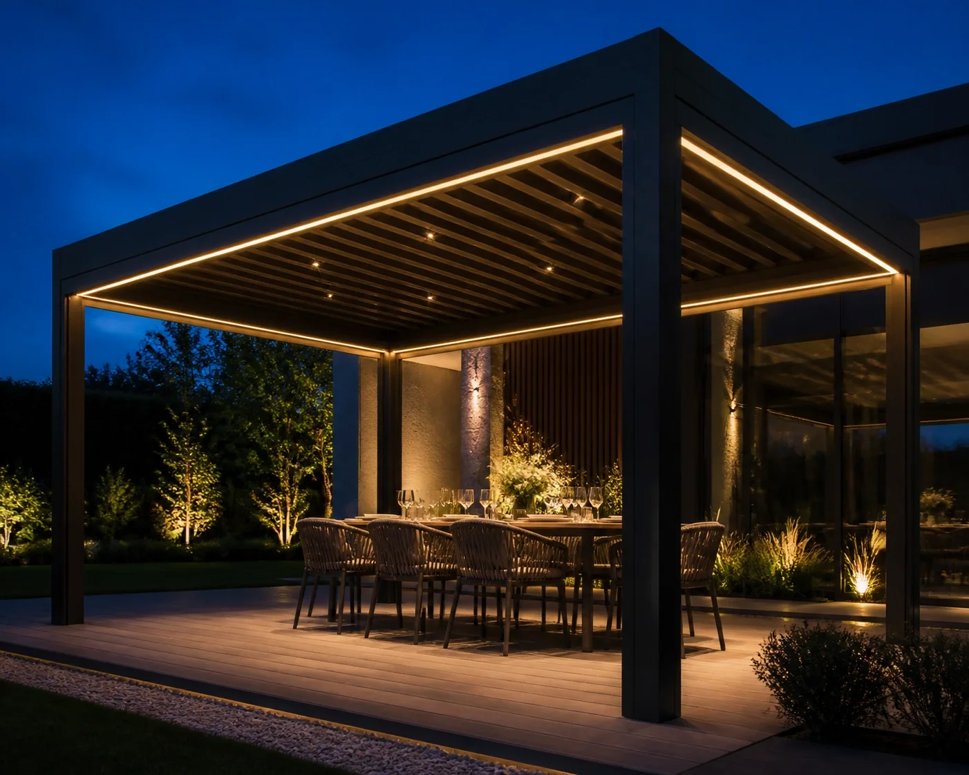 Beleuchtete Pergola in Wien mit modernen LED-Lichtbändern und bioklimatischem Lamellendach.