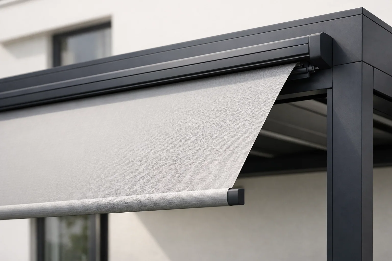 Moderne Terrassenüberdachung aus Aluminium mit integrierter Aufdachmarkise für effektiven Sonnenschutz.