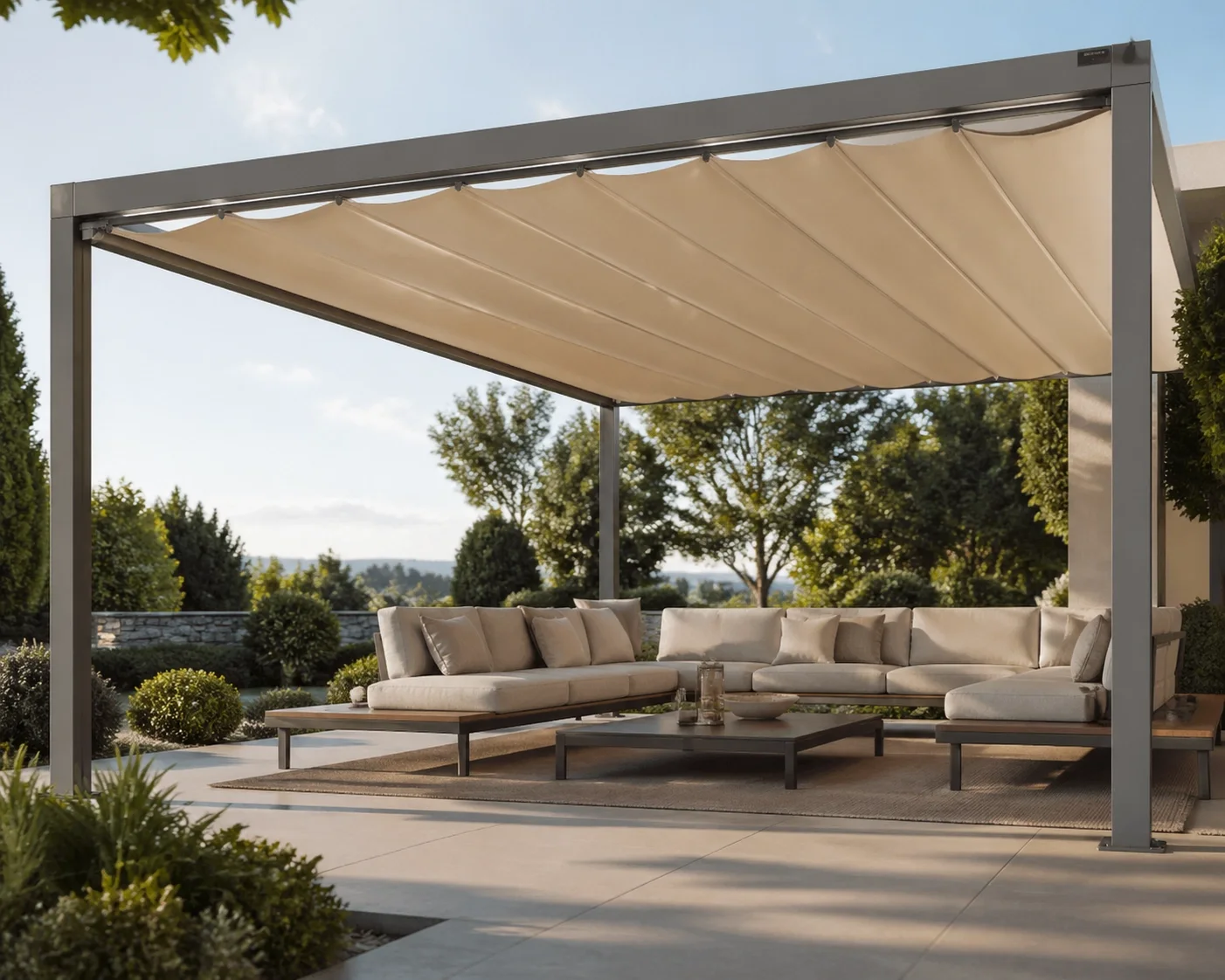 Moderne Pergola in Wien mit cremefarbenem Faltdach auf einer begrünten Gartenterrasse.