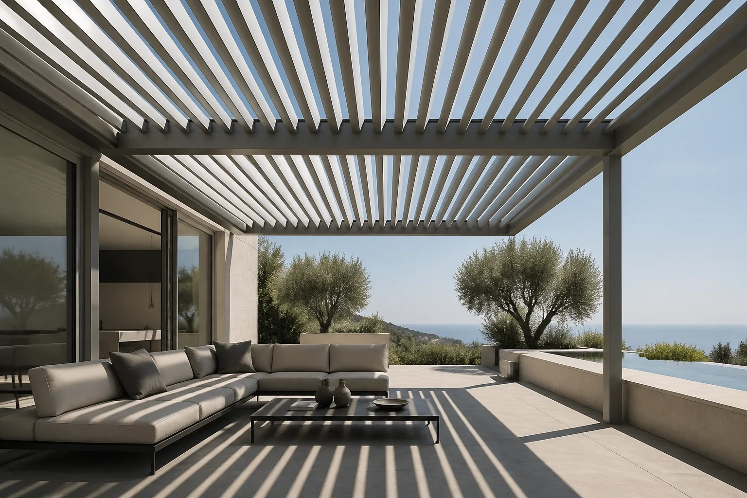 Moderne bioklimatische Pergola nach Maß aus Aluminium mit verstellbaren Lamellen auf einer Terrasse.