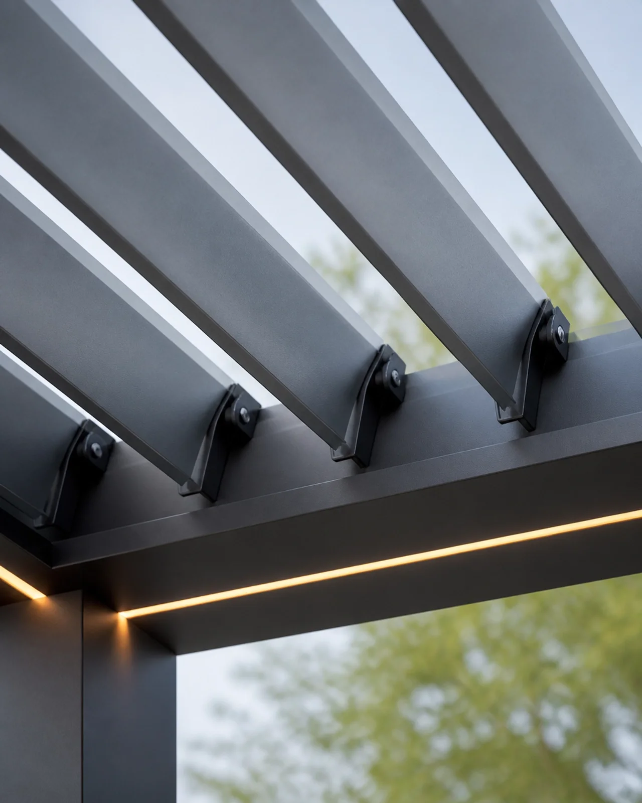 Detailaufnahme von hochwertigen Aluminium-Lamellen mit integrierter LED-Beleuchtung