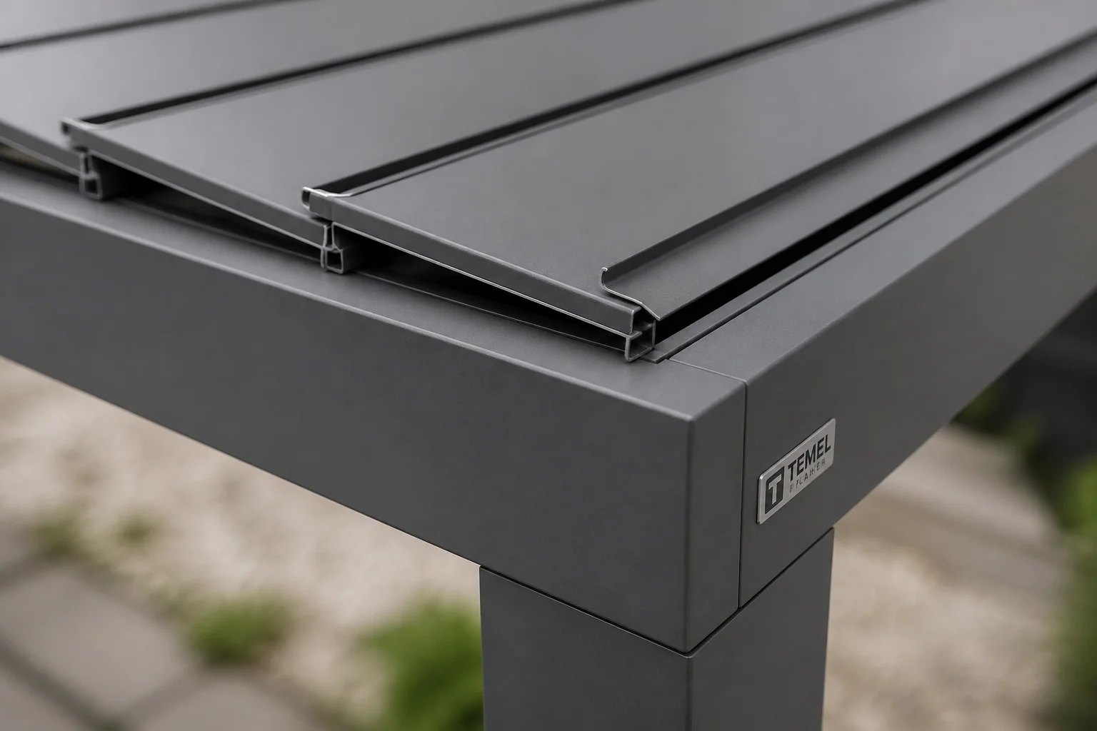 Präzise gefertigte Aluminium-Lamellen eines Lamellendachs mit integriertem Entwässerungssystem.