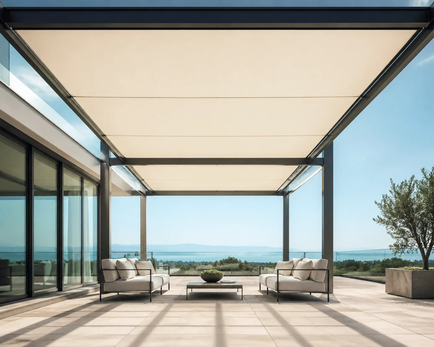 Ausgefahrene Aufglasmarkise nach Maß auf einer modernen Terrassenüberdachung aus Glas.