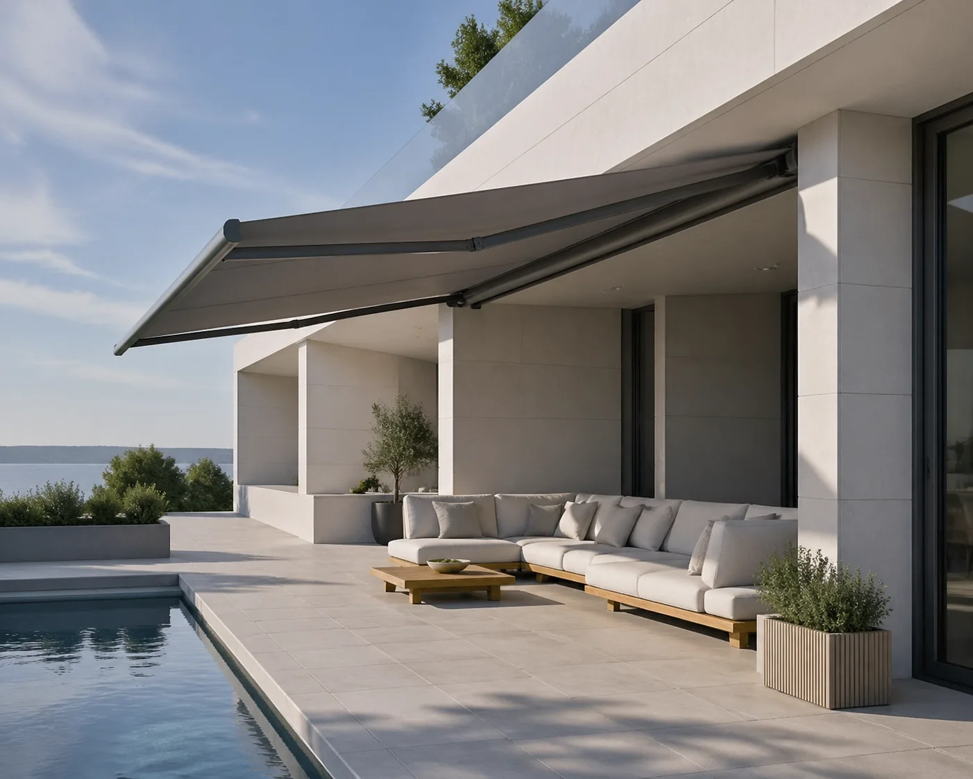 Maßgefertigte Markise auf einer modernen Terrasse in Niederösterreich für optimalen Sonnenschutz.