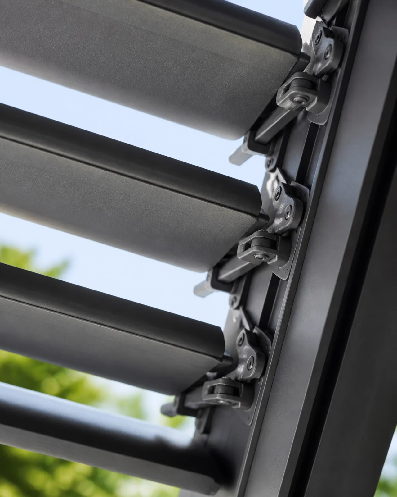 Nahaufnahme hochwertiger Aluminium-Lamellen mit präziser Verarbeitung