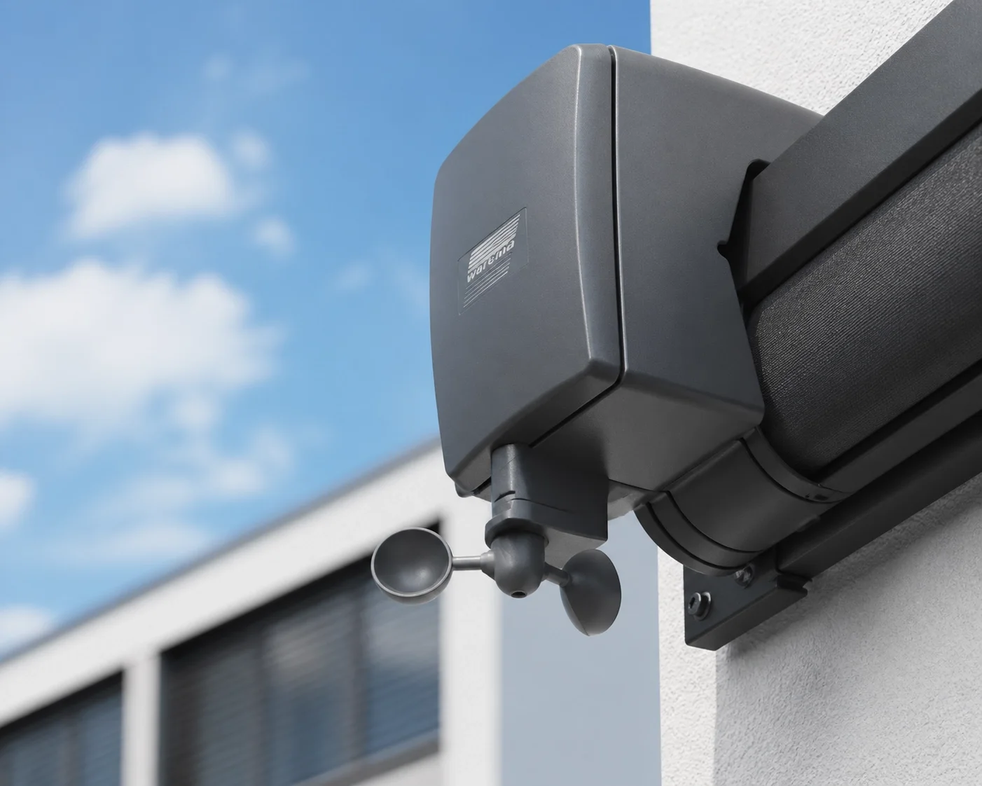 Windsensor an einer elektrischen Markise nach Maß für automatischen Wetterschutz in Wien.