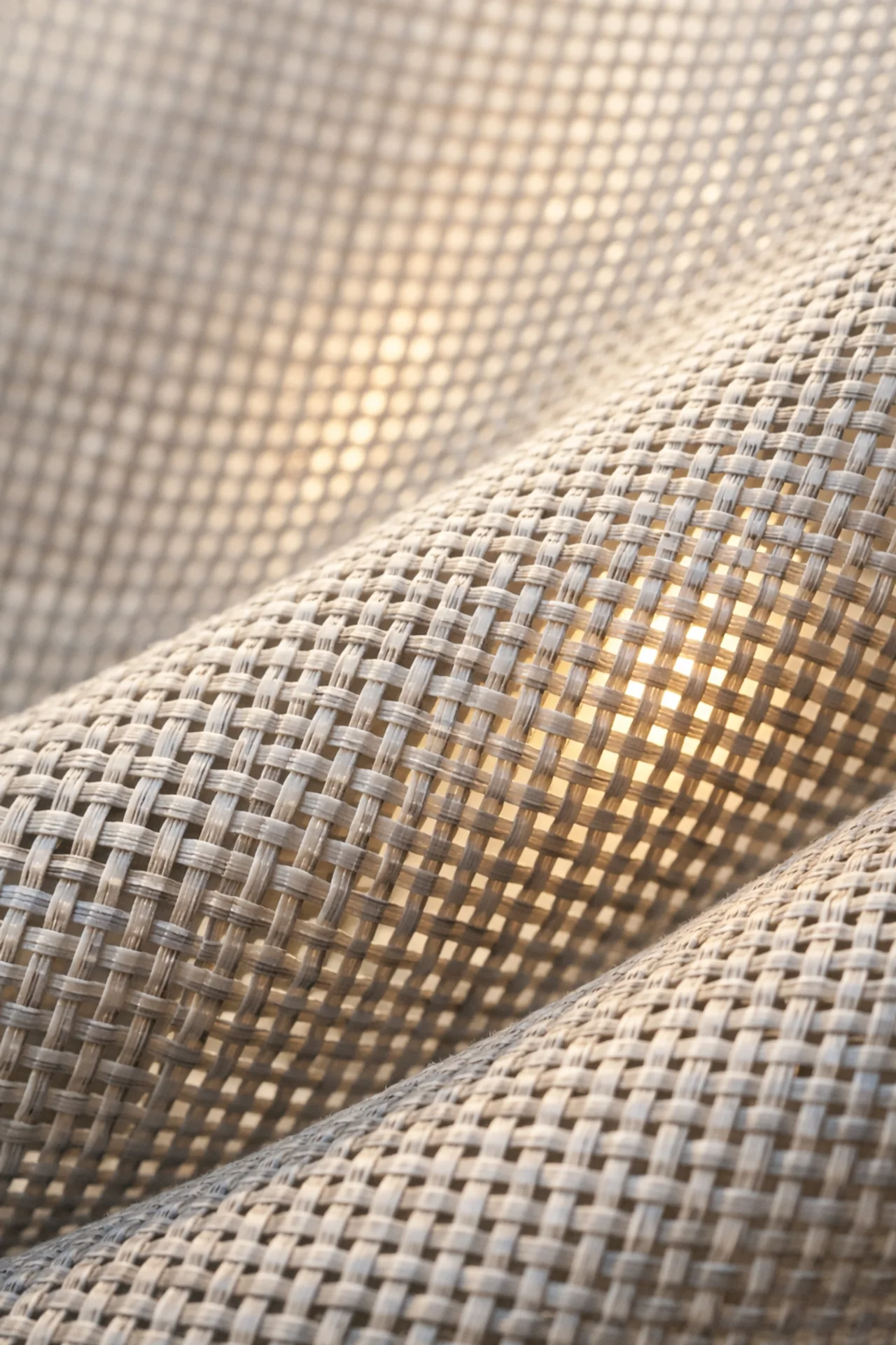Lichtdurchlässiges Screen-Gewebe für Zip Screens zum Hitzeschutz ohne Verdunkelung.