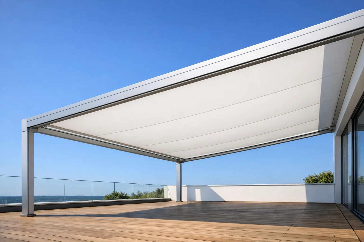 Weiße Pergolamarkise über einer Terrasse als stilvoller Sonnenschutz in Wien.