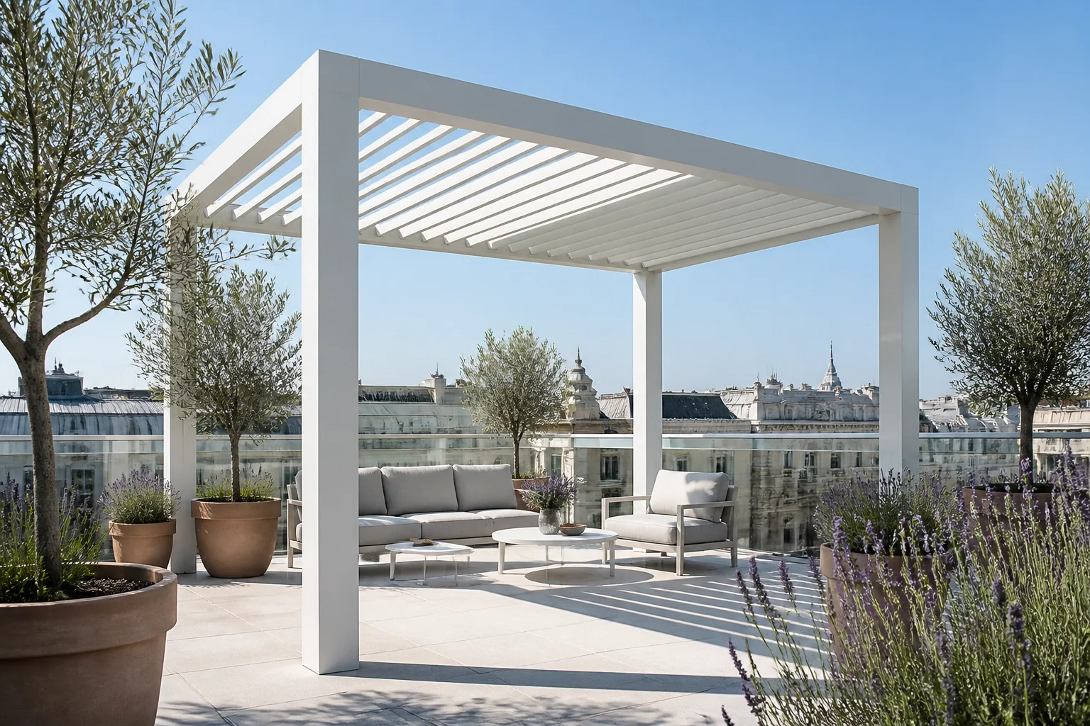 Moderne weiße Pergola mit verstellbarem Lamellendach auf einer luxuriösen Wiener Dachterrasse.
