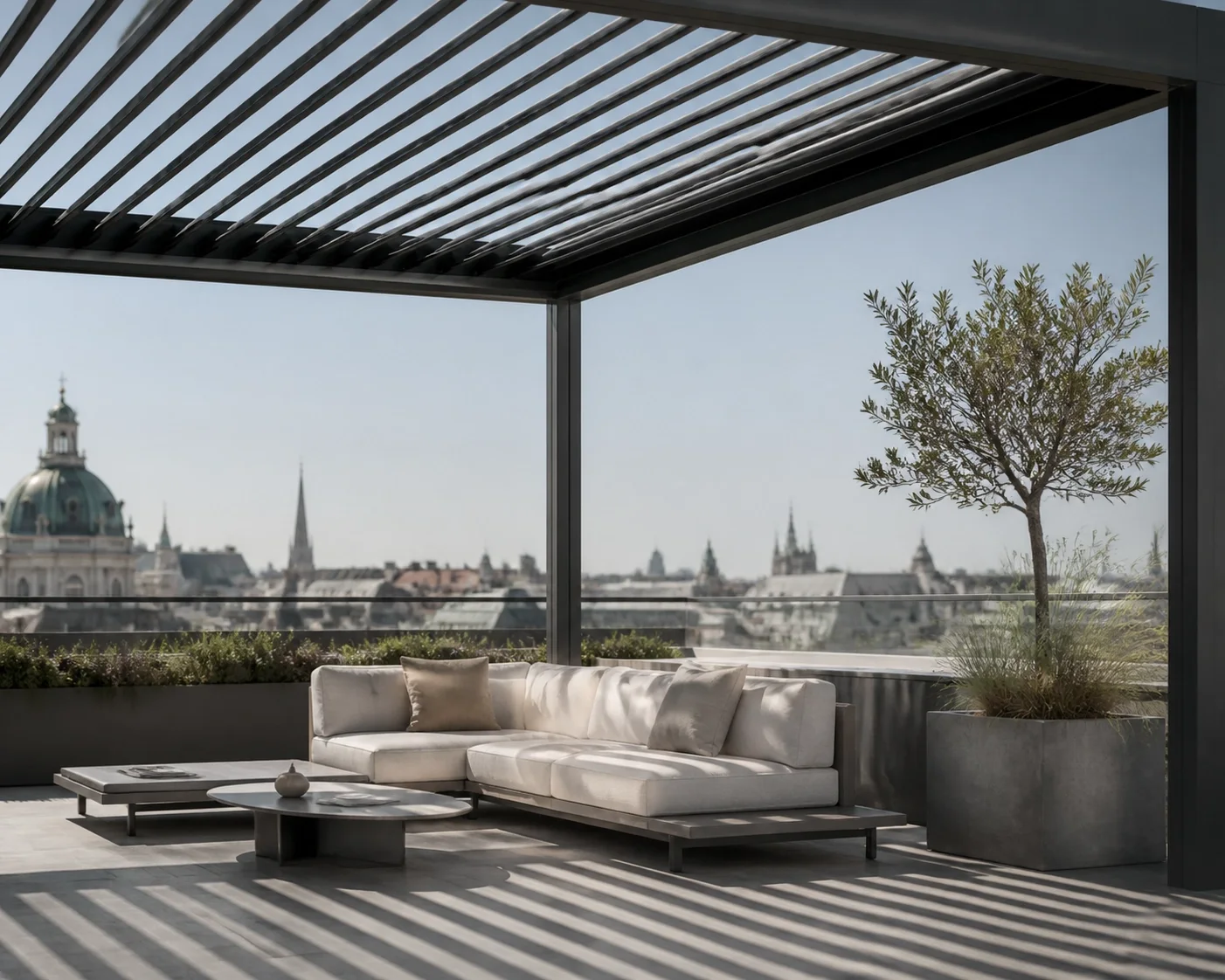 Modernes bioklimatisches Lamellendach in Anthrazit auf einer Wiener Dachterrasse mit Licht-Schatten-Spiel.