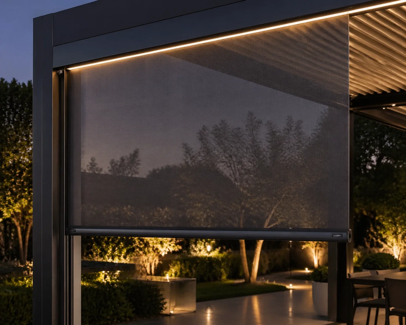 Moderne Pergola Wien mit Zip-Screen als seitlicher Wind- und Sonnenschutz.