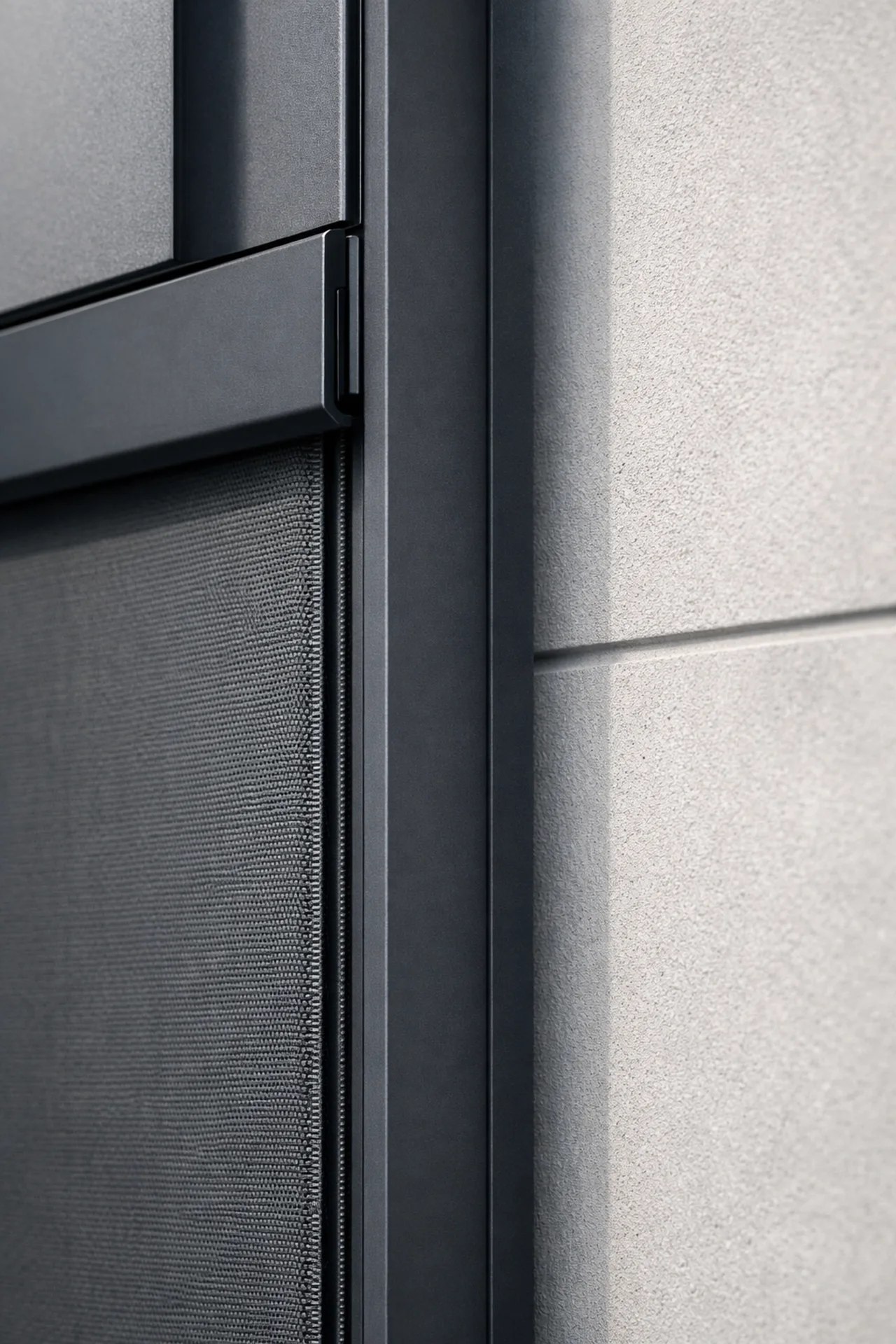 Detailaufnahme einer windstabilen Zip Screen Führungsschiene an einer modernen Hausfassade in Wien.