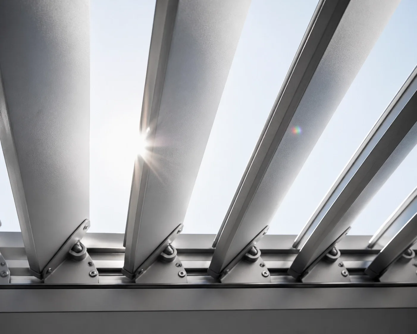 Nahaufnahme von beweglichen Aluminium-Lamellen einer modernen Pergola in Wien.