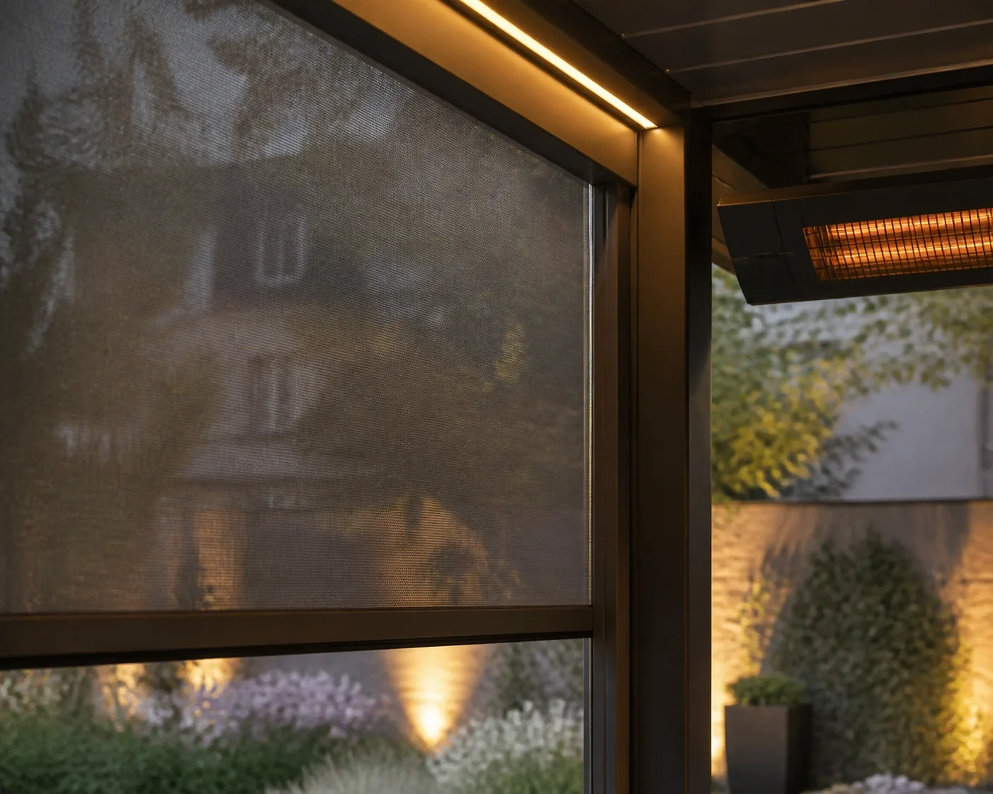 Anthrazitfarbene Pergola mit integriertem Zip-Screen und Heizstrahler für Ganzjahresnutzung in Wien.