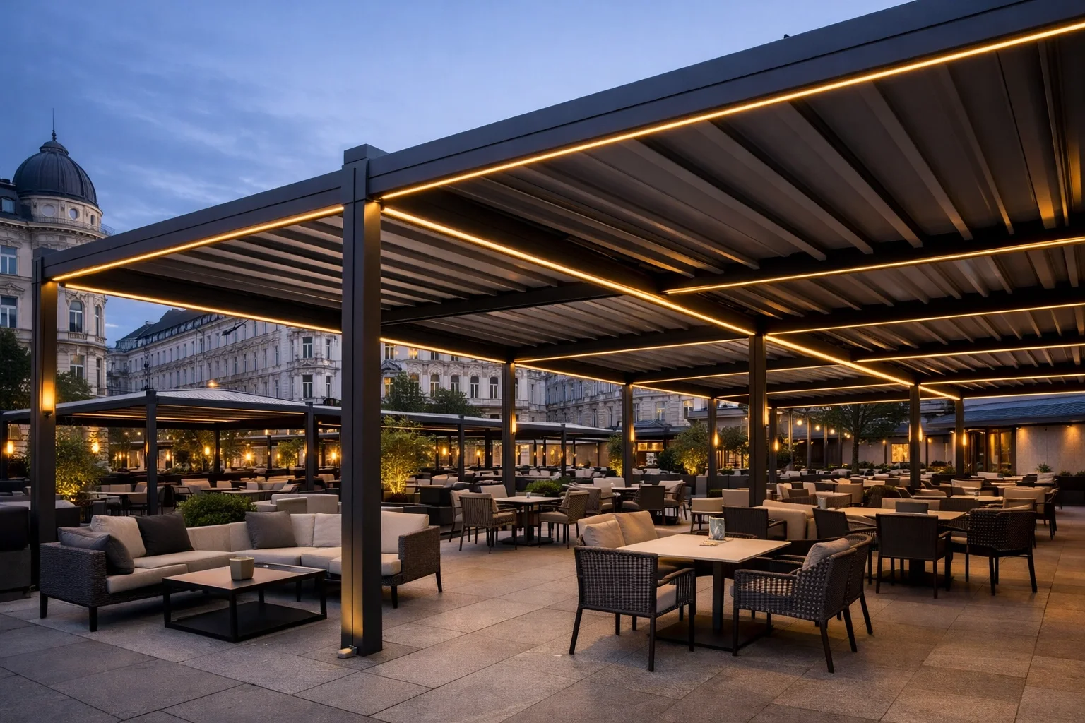 Großflächige Terrassenüberdachung für die Wiener Gastronomie mit LED-Beleuchtung im Schanigarten.