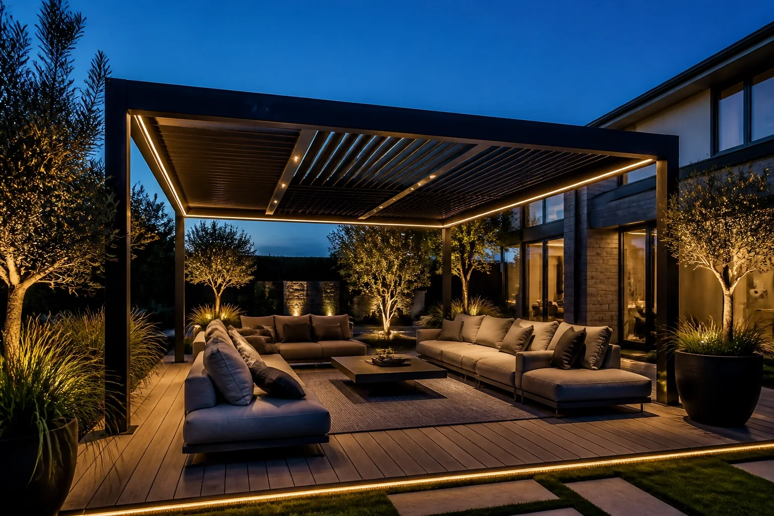 Beleuchtete Pergola in Wien als luxuriöses Outdoor-Wohnzimmer bei Dämmerung.