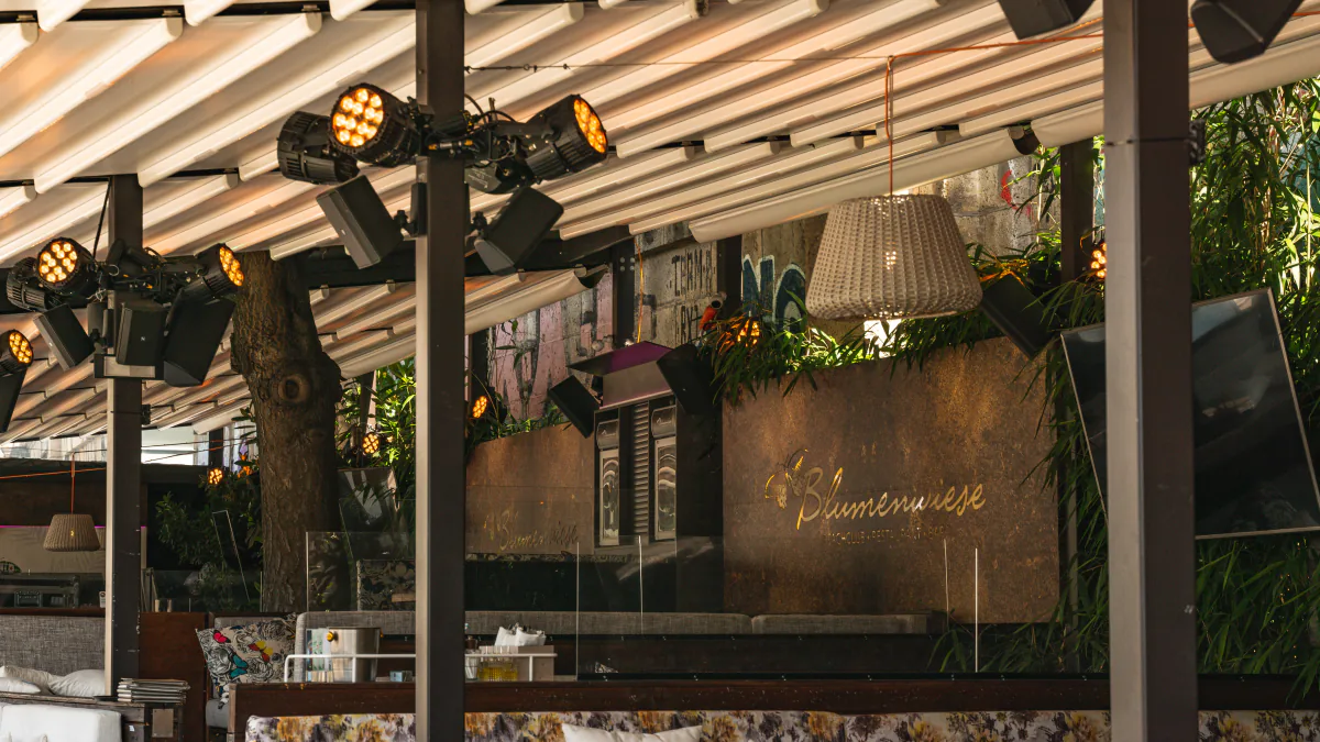 Die Blumenwiese – Dachkonstruktion und integrierte Beleuchtung über dem Gastgarten