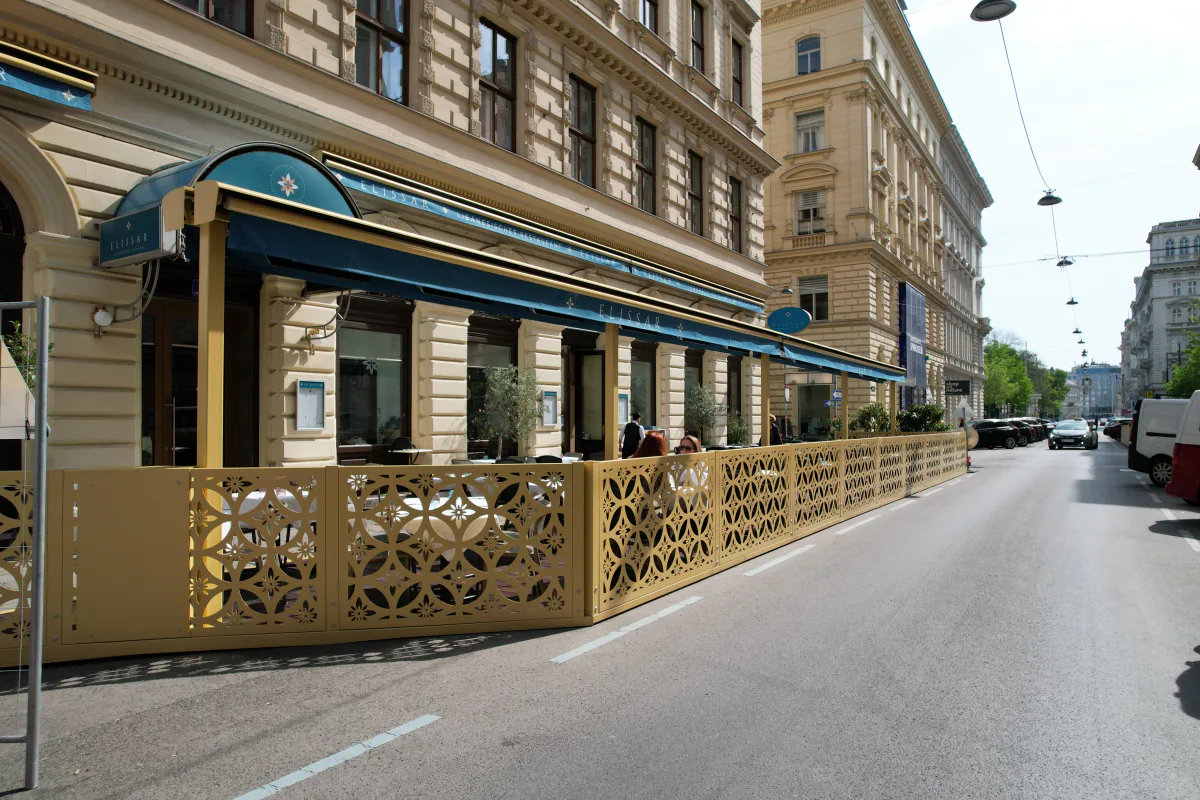 Elissar – Straßenansicht mit eingefahrener Beschattung