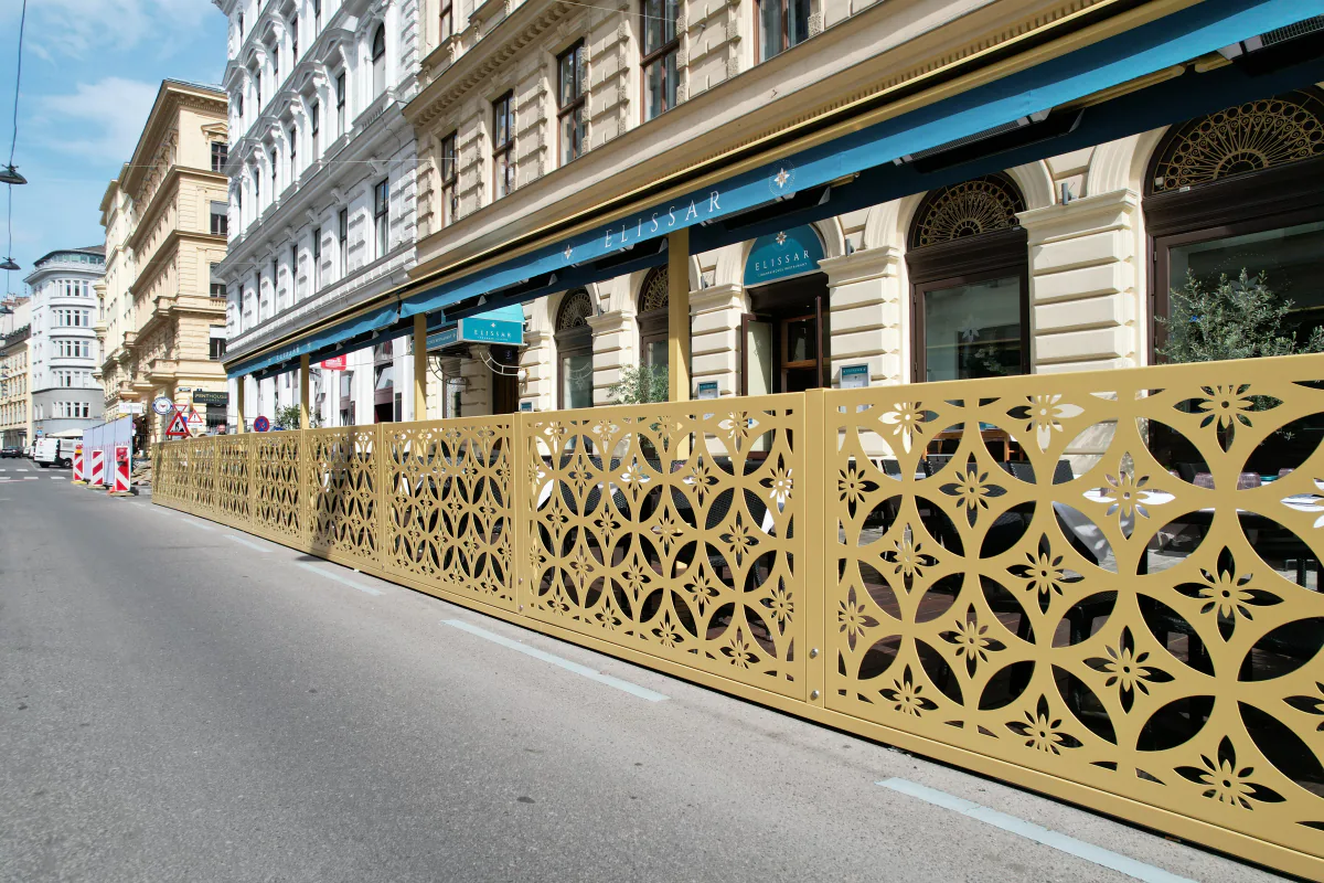 Elissar – Goldfarbene Begrenzung und Markisenelemente aus der Nähe