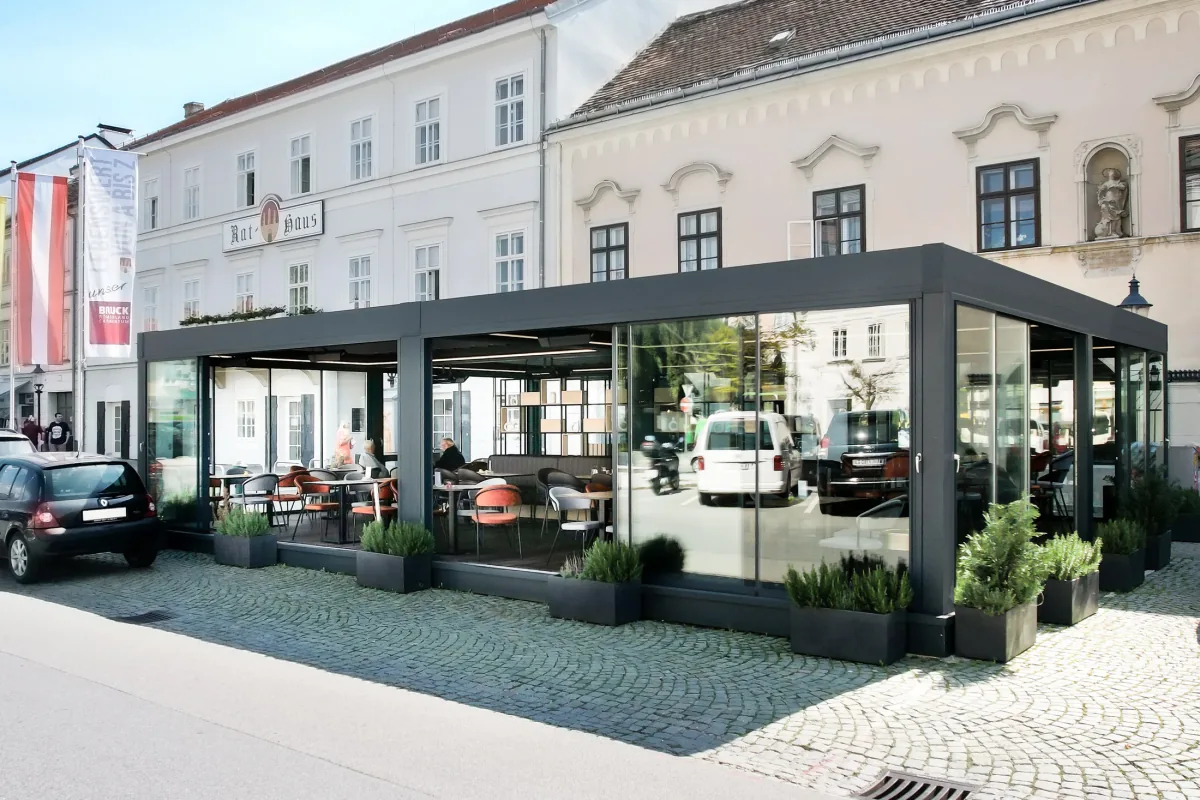 Pizzeria Haas, Bruck an der Leitha – Außenansicht des verglasten Gastgartens am Hauptplatz