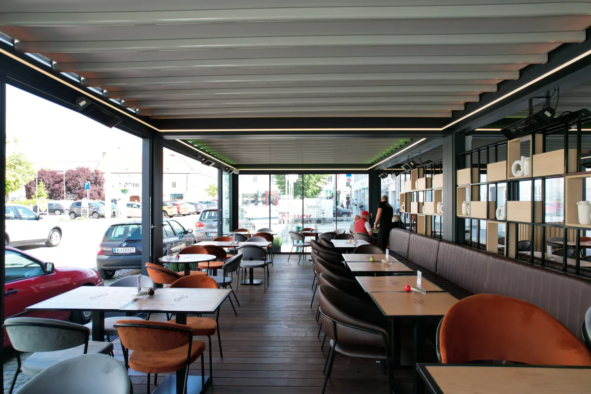 Pizzeria Haas, Bruck an der Leitha – Blick entlang der Tische im überdachten Gastgarten